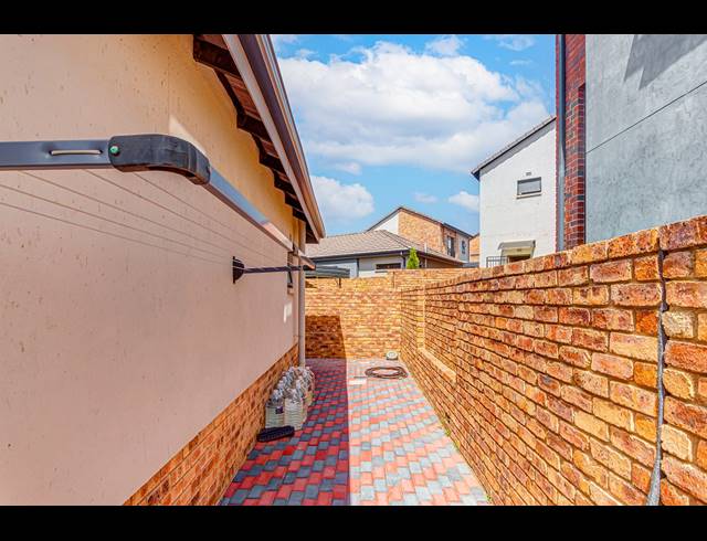 3 BEDROOM FREEHOLD FOR SALE IN LION PRIDE